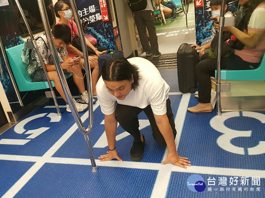 世大運彩繪捷運列車的車廂地板,以「世大運賽事現場」為概念,使用徑賽跑道、足球、棒球、籃球、游泳、田賽投擲等為主題呈現地板彩繪。(圖/台北市觀傳局)