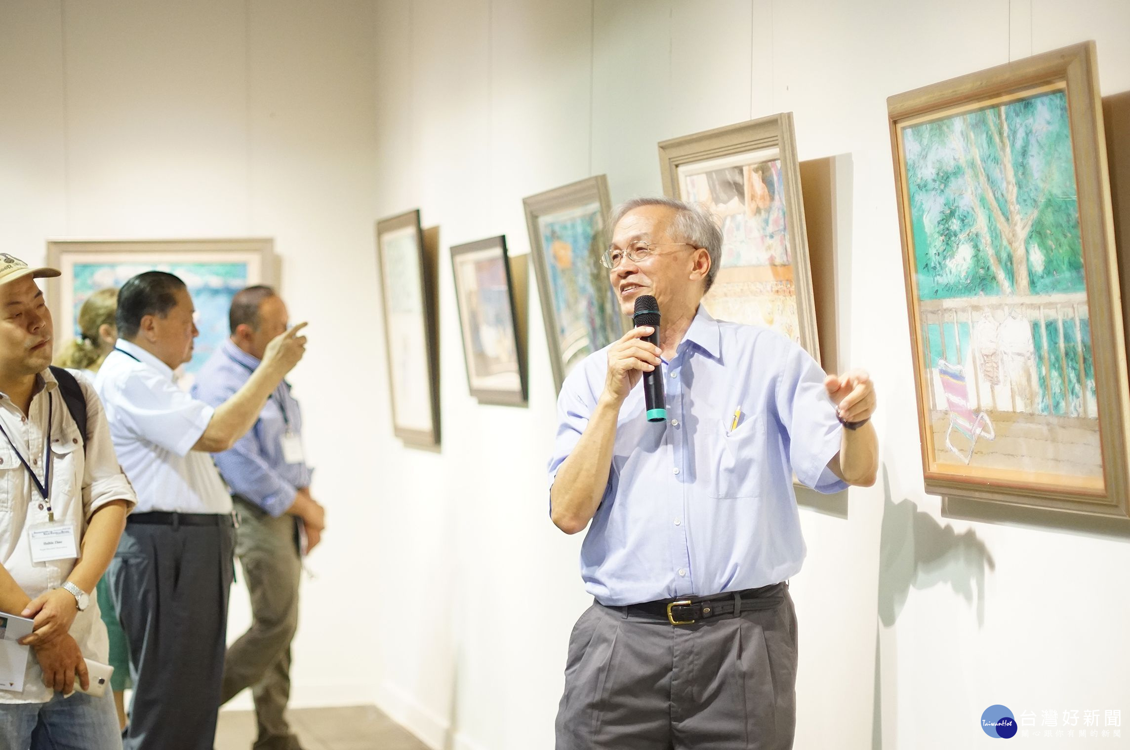 「雲的兩邊」葉永烜油畫創作展，透過一幅幅真情流露的畫 作，讓人看見天文學家特有的人間美畫。