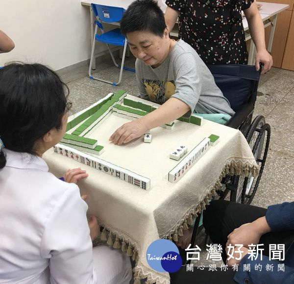 一度昏迷命危的婦人,在媽祖醫院中西醫合療團隊照料下,不僅能與人簡易對話,甚至還能打麻將。(記者陳昭宗拍攝)