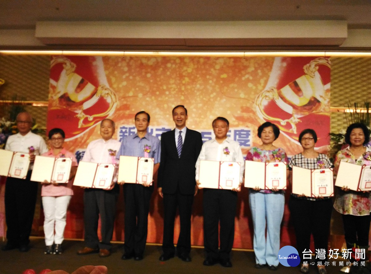 調解委員趙燕昭、李雪梅等10位分別獲得105年度獨任調解市長獎