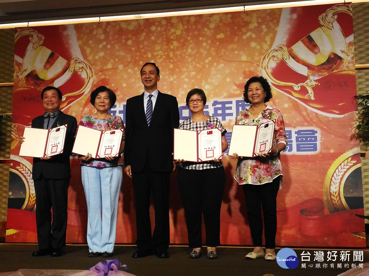 調解委員蘇國欽等獲頒服務年資10年以上獎項肯定表揚。