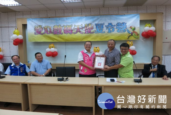 桃園市政府社會局舉辦「愛心天使夏令營」開幕儀式,為弱勢兒童辦理暑假宿營活動拉開序幕。