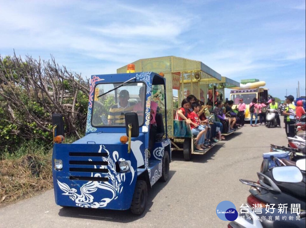 遊園車出發在遊客至彩繪村