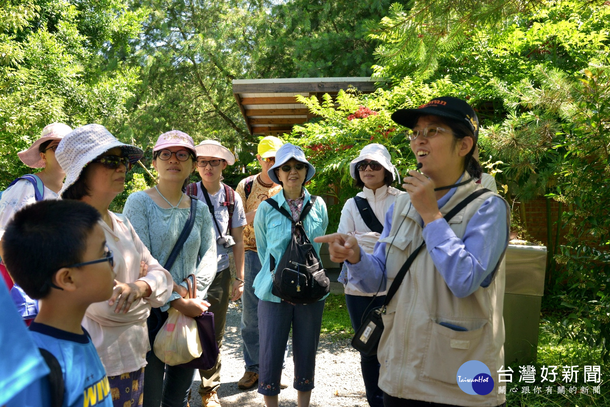 大埔里地區旅遊解說員於現場解說生態導覽。