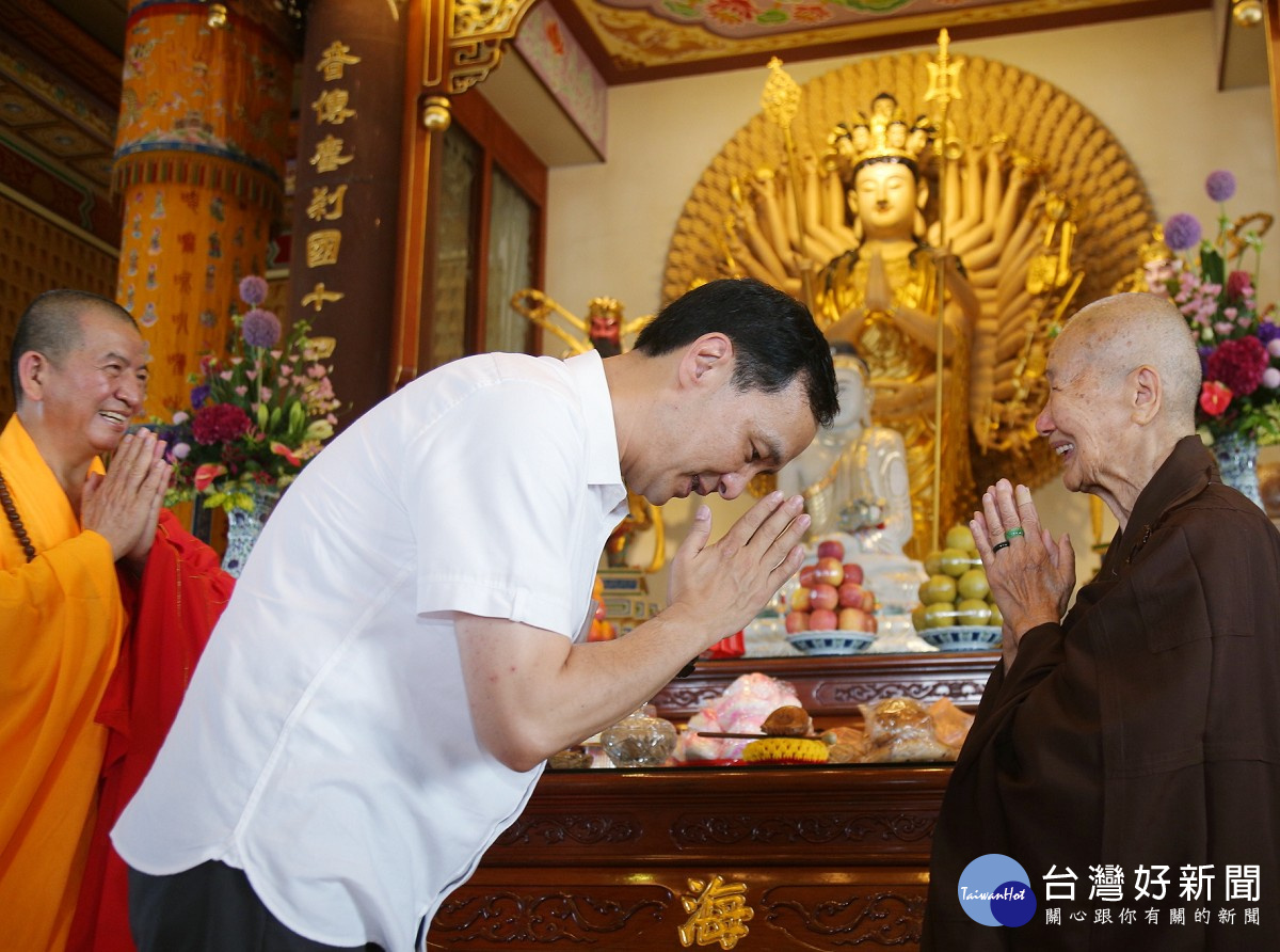 海明寺開山祖師悟明老和尚圓寂6週年,市長朱立倫特別前往開山紀念堂捻香致意。