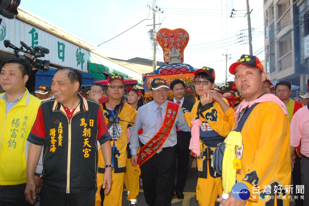 彰化媽抵烏日後由台中市長林佳龍(中後)與彰化市長邱建富(中前)一起扶鑾轎遶境