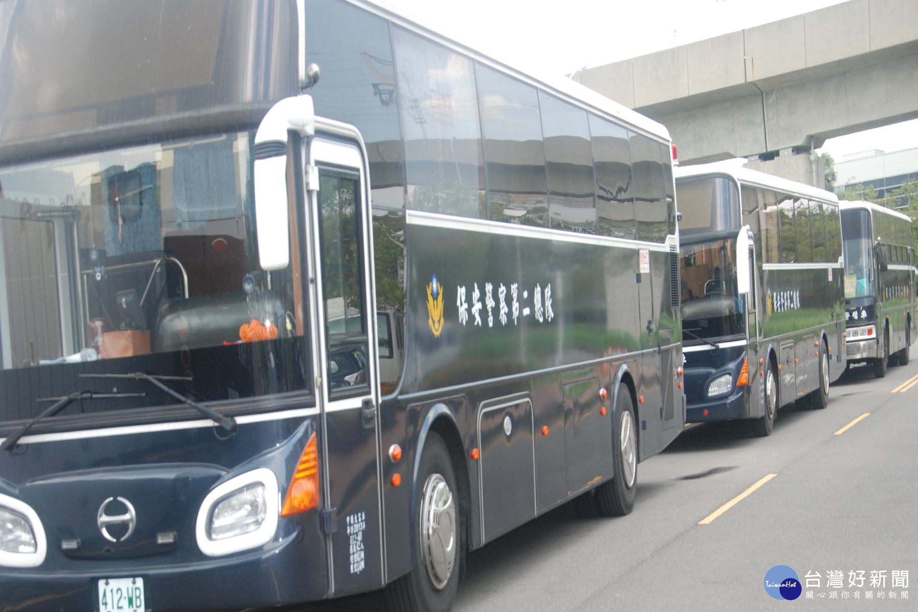 保安警察交通車大陣仗停靠路旁。(圖/記者黃芳祿攝) 