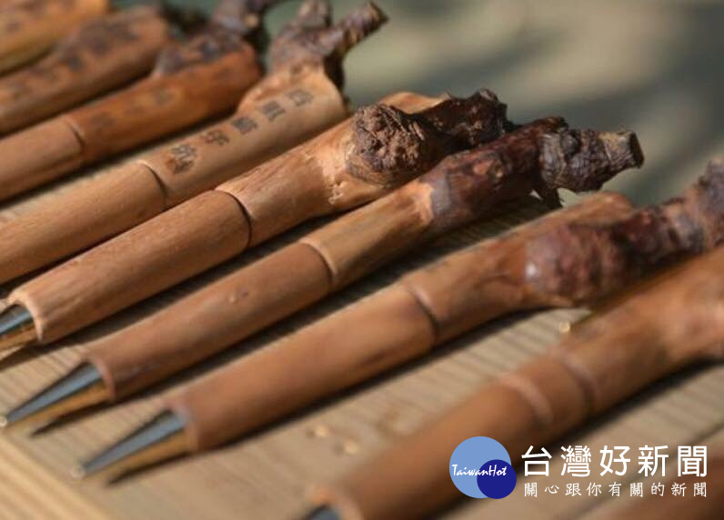 學生團隊將廢棄的梨梗製作成筆,命名為梨煙筆,有遠離煙害的意涵。