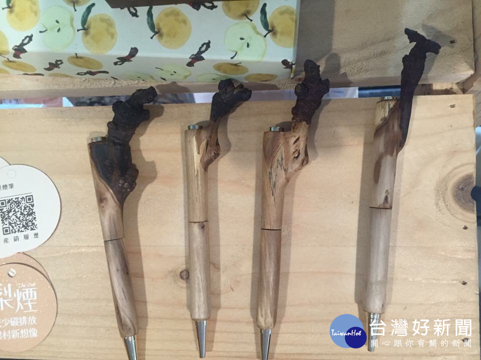 經學生思考後,將廢棄的梨梗製作成筆,命名為梨煙筆,有遠離煙害的意涵,在去年獲頒中市十大伴手禮,今年延續此議題參與競賽,最終獲得社區永續獎10萬元獎勵之最高榮譽。