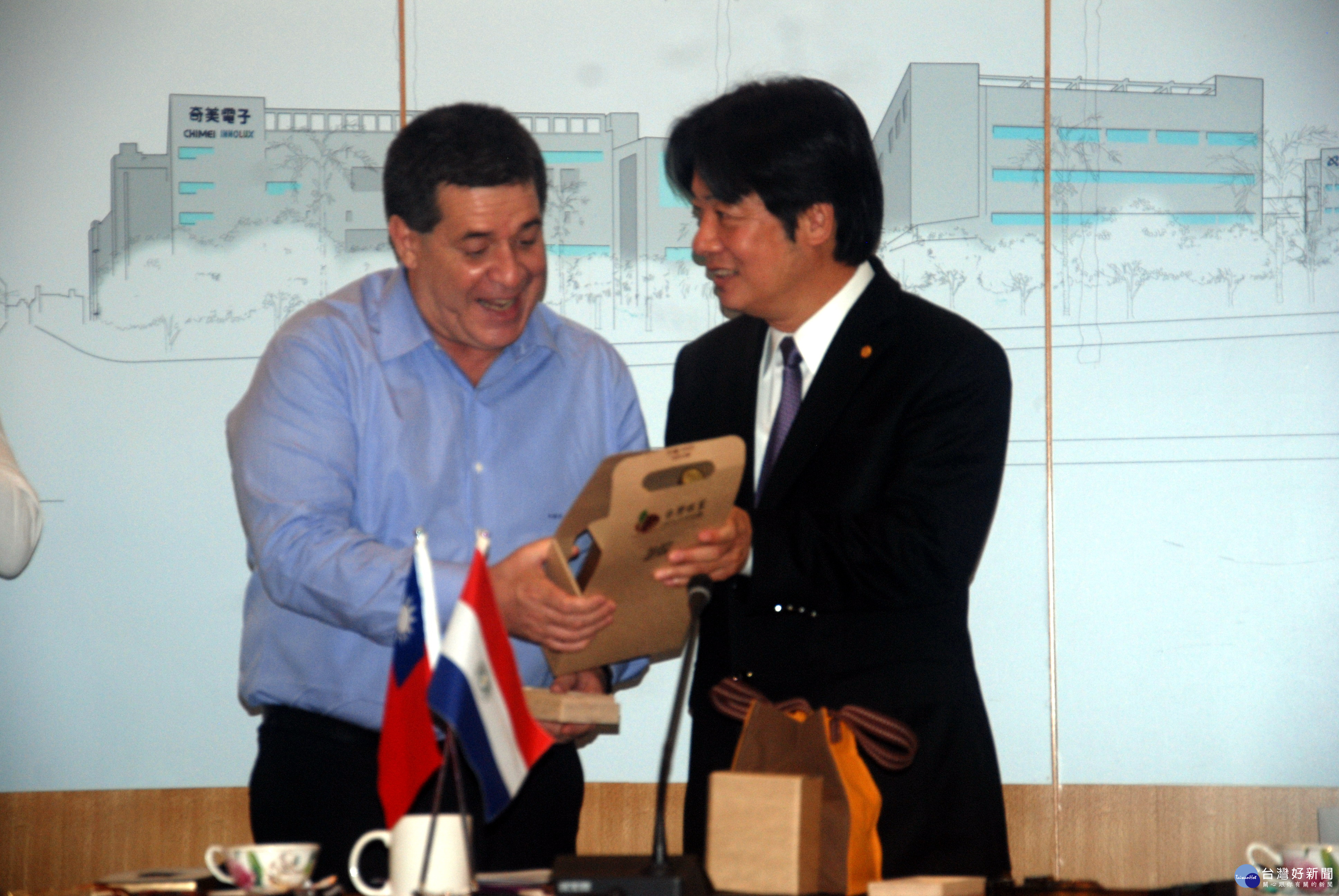 巴拉圭總統來訪，台南市長賴清德贈送台南特產。(圖/記者黃芳祿攝) 