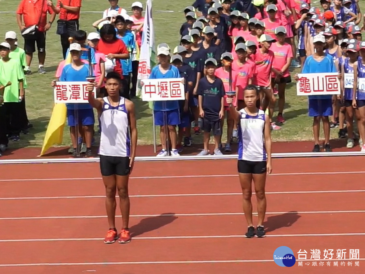 桃園市傑出運動選手向嘉莉(右)、黃浩文擔任火炬手,共同點燃106年桃園市運會聖火。