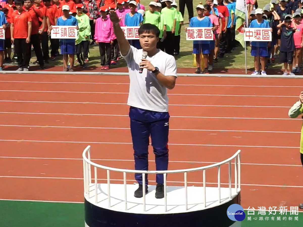 台灣標槍好手鄭兆村代表全體運動員宣誓。
