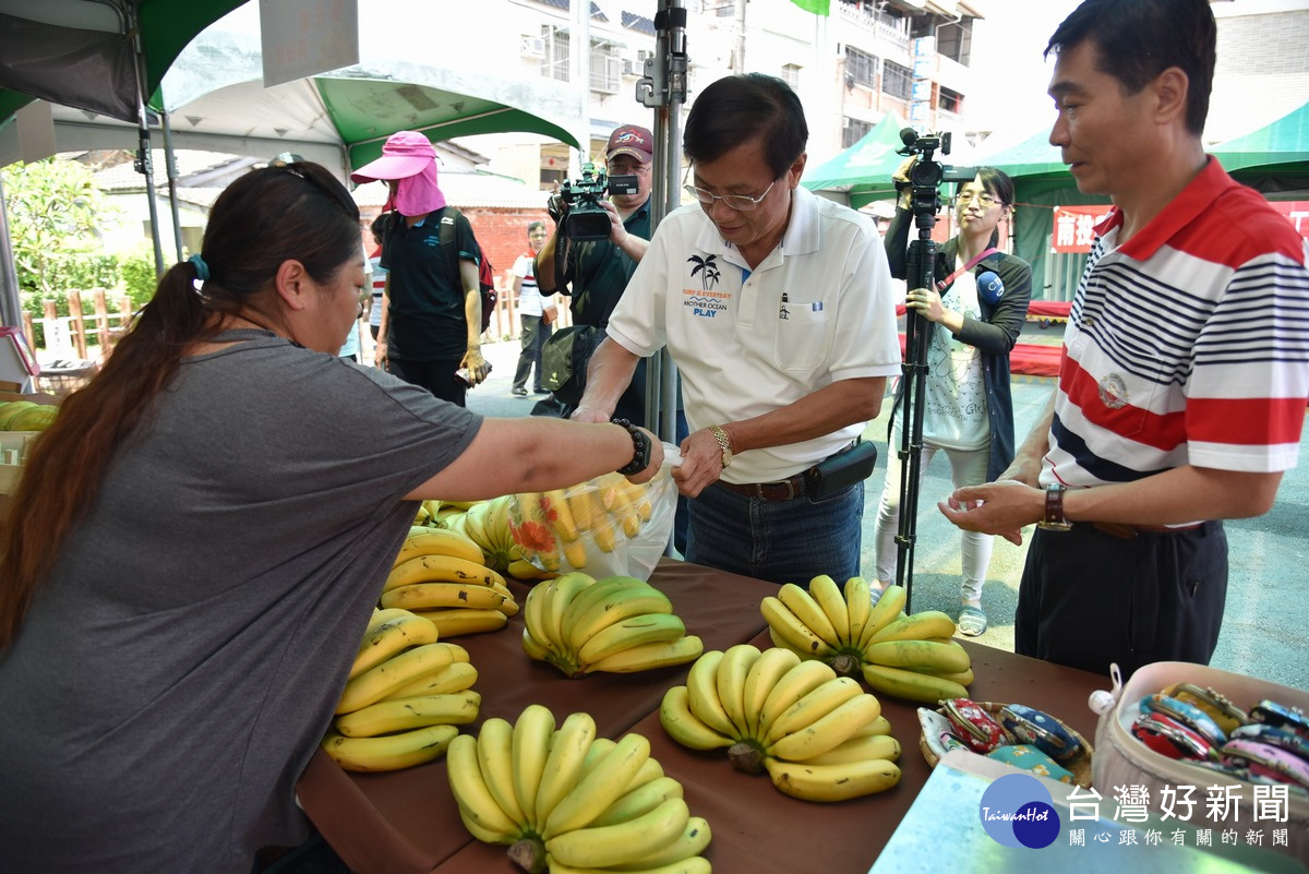 縣長林明溱出席活動，也採購了集集香蕉。〈記者吳素珍攝〉