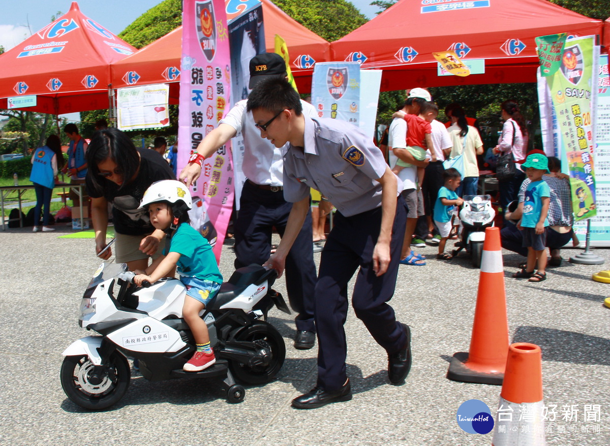 縣警局婦幼隊也配合宣導防詐等讓小朋友試乘重機。（記者扶小萍攝）