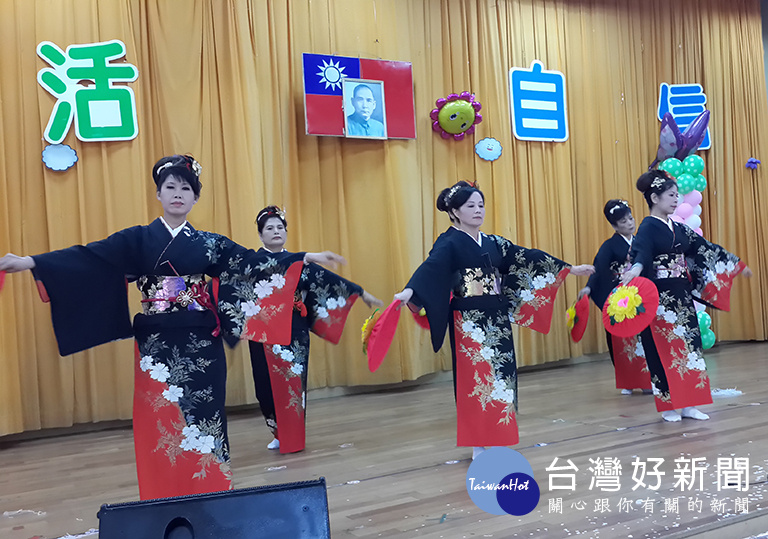 桃園社區大學成果展中，學員展出日本傳統舞蹈的成果。