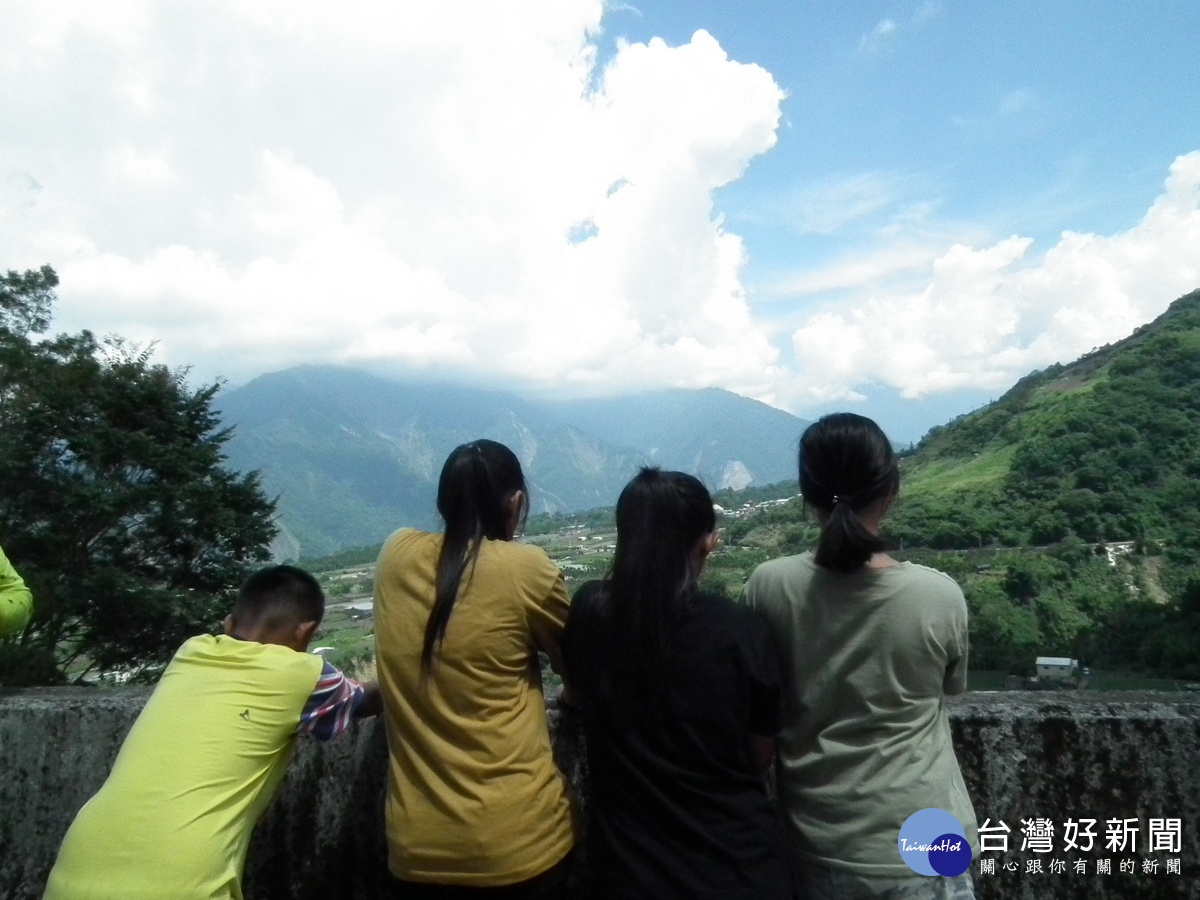 拍攝部落兒童從高山看自己的部落全景