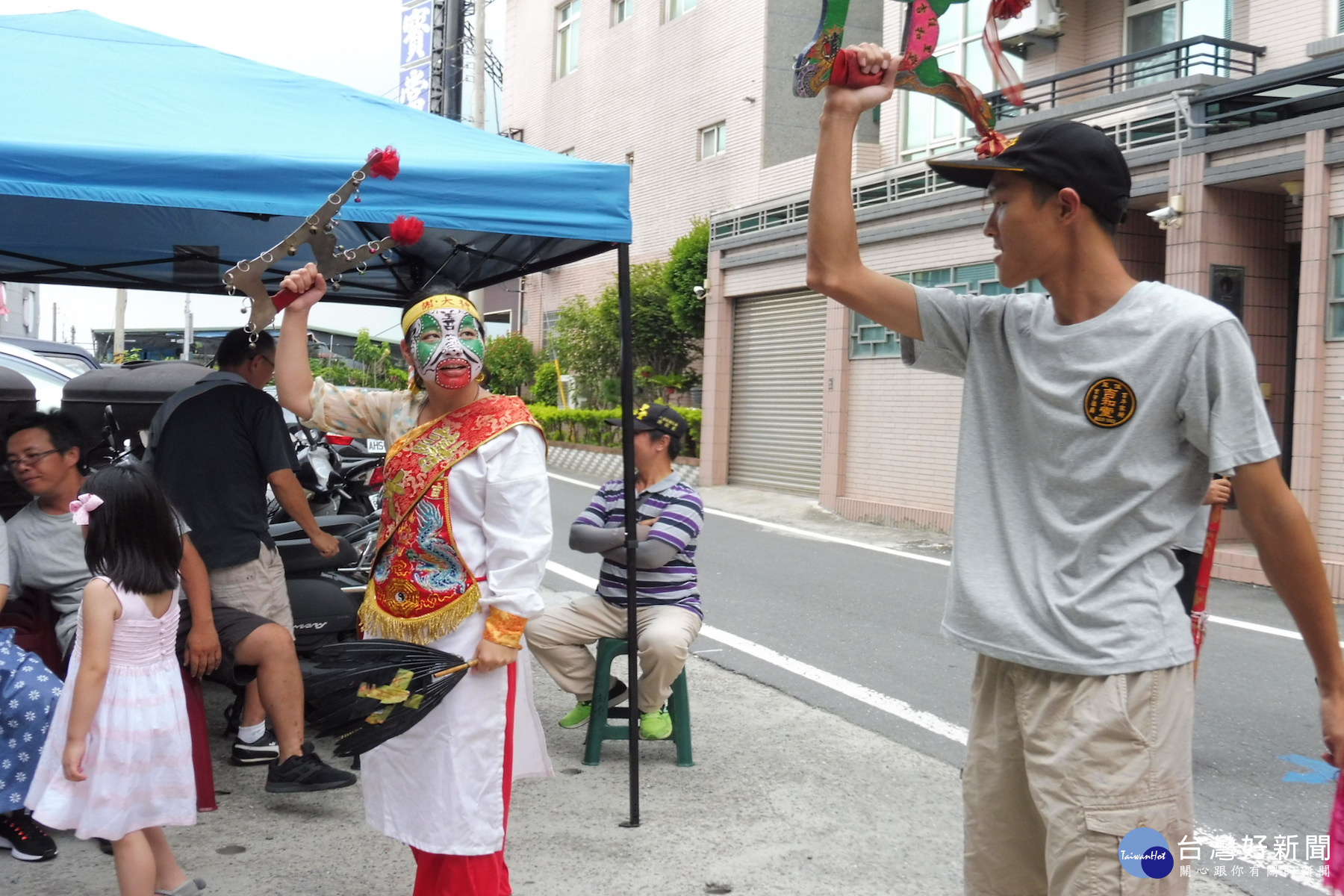 八家將踩步伐是國際志工生一時還學不來。(圖/記者黃芳祿攝) 