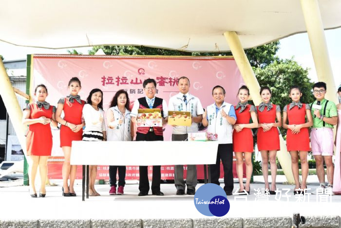 桃園市長鄭文燦前往台北市希望廣場，出席「拉拉山水蜜桃行銷記者會」。