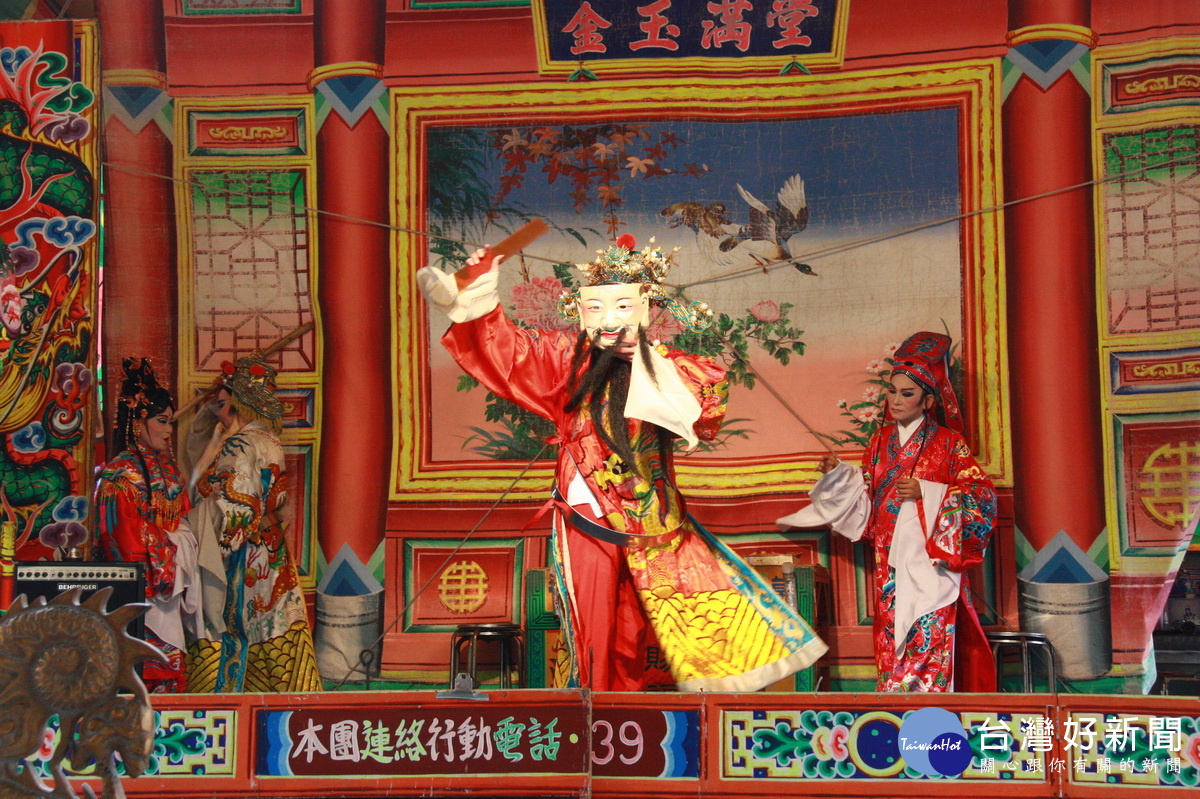 明珠在天寶宮演出前扮仙敬神。(記者扶小萍攝)