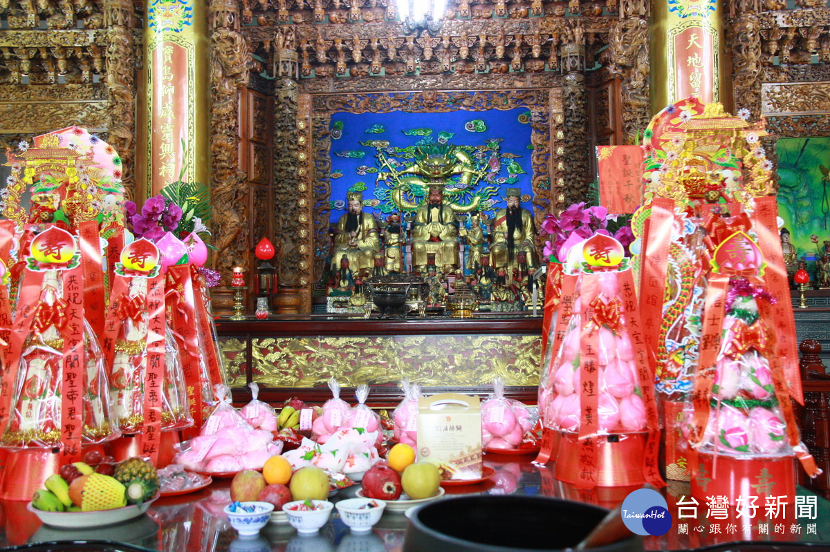 天寶宮關聖帝君聖誕千秋,信眾敬獻果品。(記者扶小萍攝)