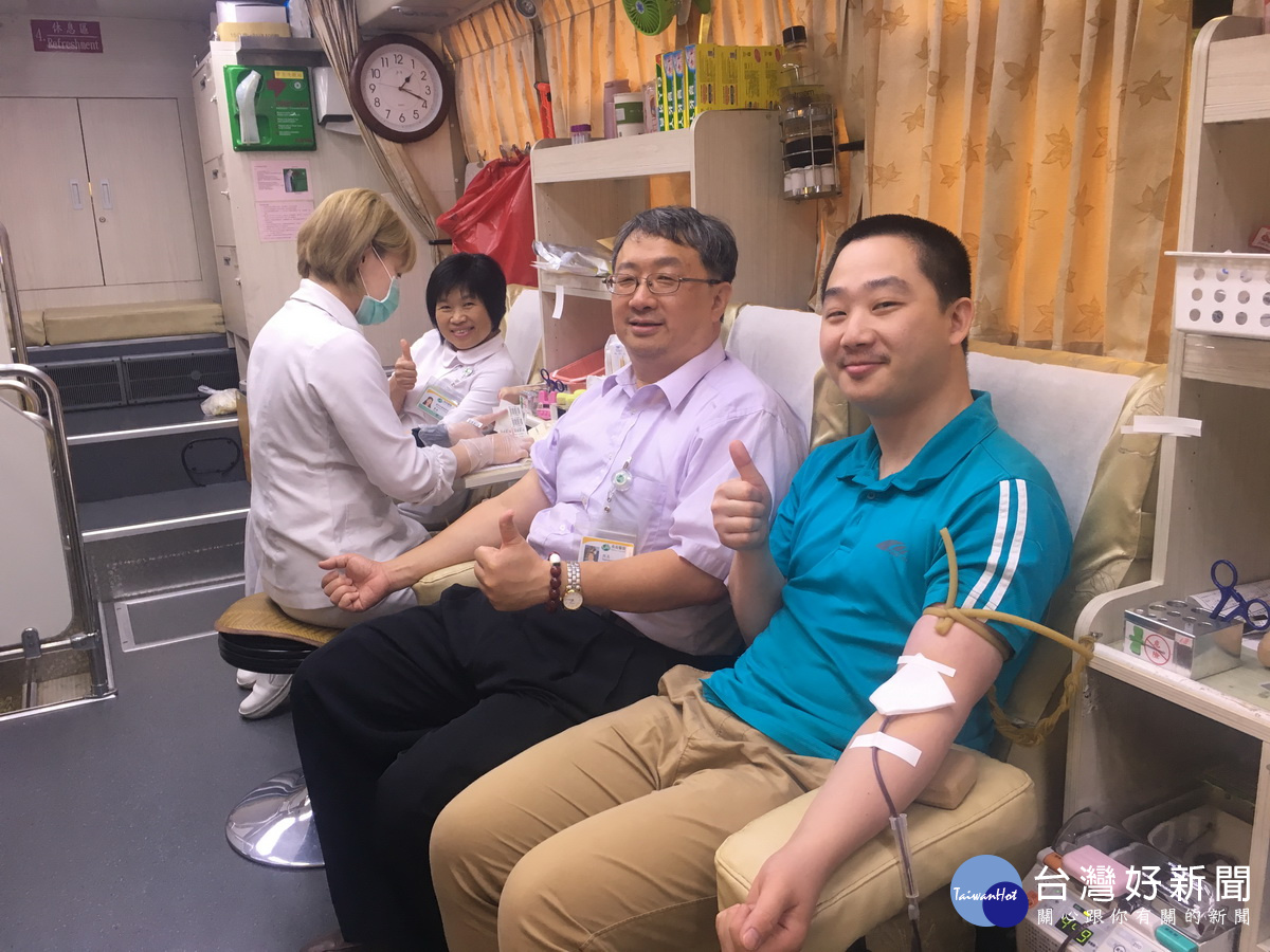 洪弘昌院長(左)總是率先捐血。