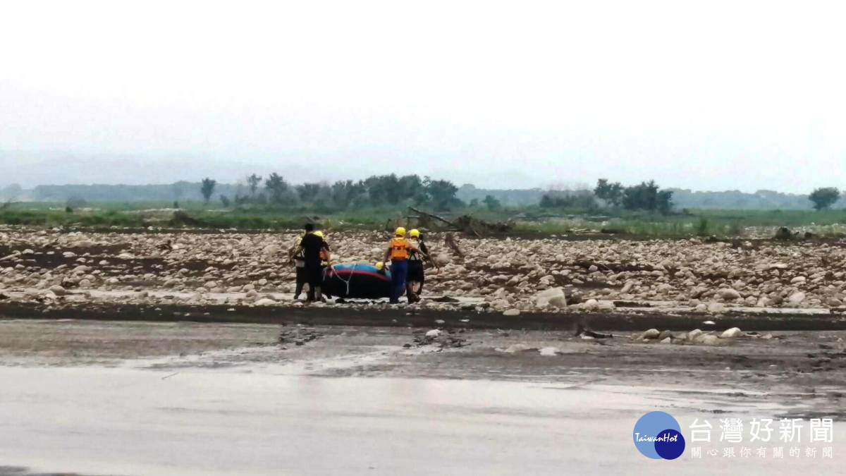 男子河床撿石頭發現水流屍　水深過腰警方動用橡皮艇