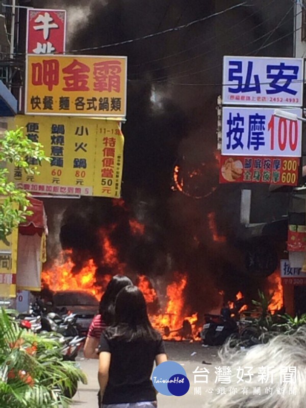 逢甲商圈氣爆14人受傷 街道一面焦黑宛如被轟炸(圖/翻攝PTT)