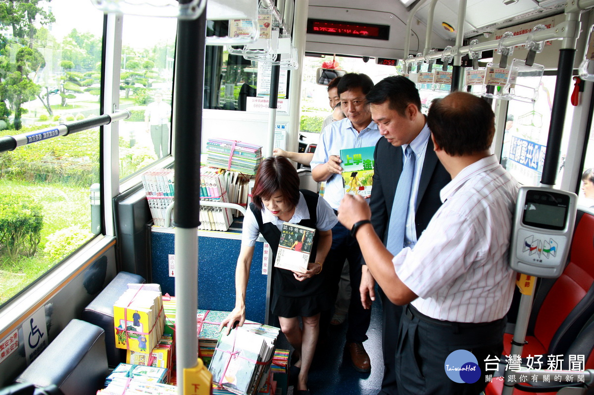 議員與呂理事長徐董事長等瞭解捐贈的書籍。（記者扶小萍攝）