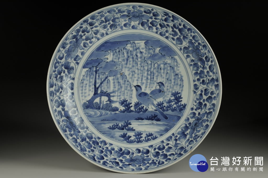 故宮向日本借展的一件「青花柳葉鳥紋盤」,從展架掉落毀壞。(圖/故宮提供)