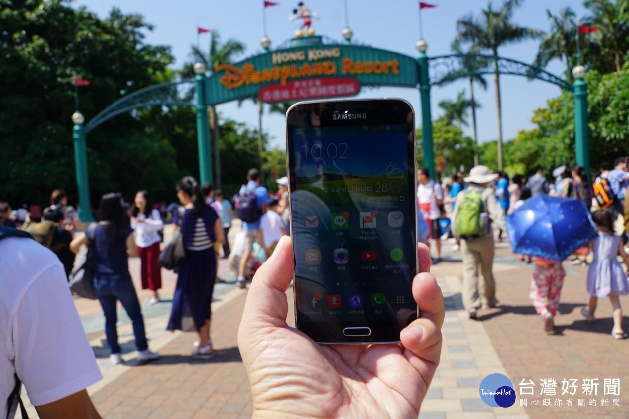 針對海外旅遊的上網需求,有電信業者推出即插即用、海外上網限期吃到飽的「遠遊卡」,受到許多出國旅客的青睞。(圖/西西和Q米爸の親子旅遊美食 攝)