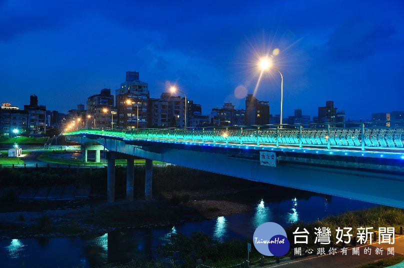 恆光橋照明妝點夜景