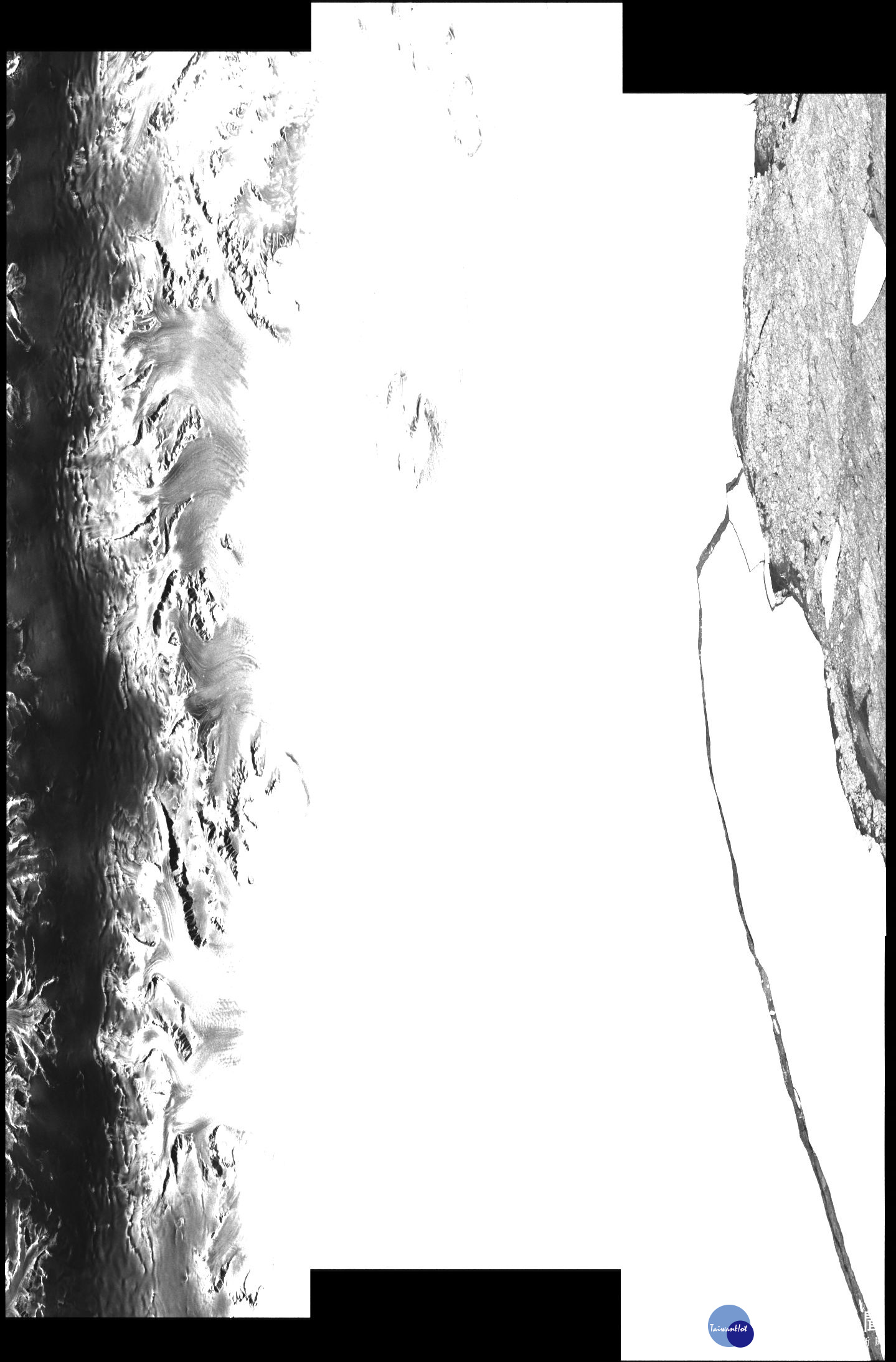Sentinel-1雷達系列衛星於臺灣時間7月18日下午四時所拍攝之影像。右側為斷裂分離的冰山區域。(照片：中央大學太空及遙測研究中心提供)