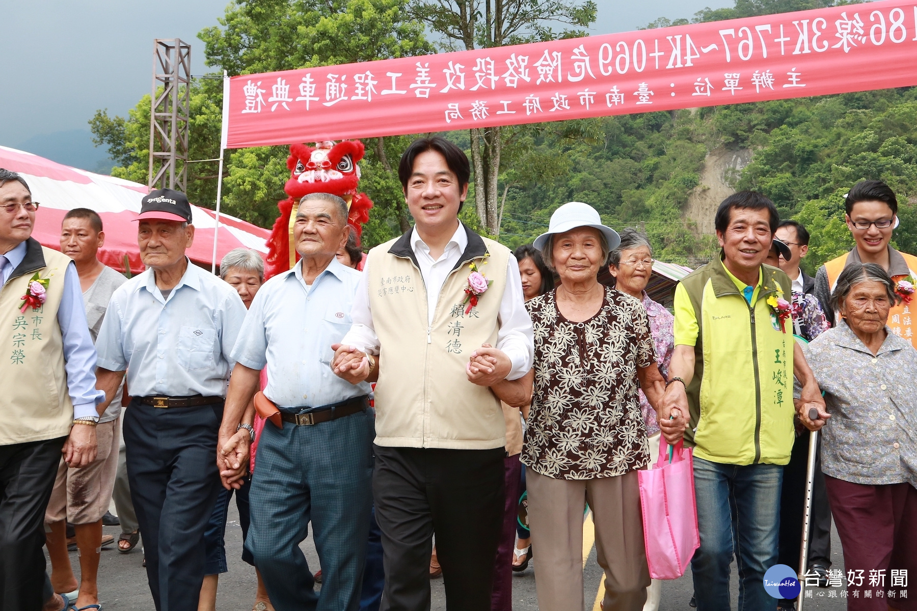 市長賴清德與地方長輩一同歡慶道路通車。(圖/台南市政府提供)