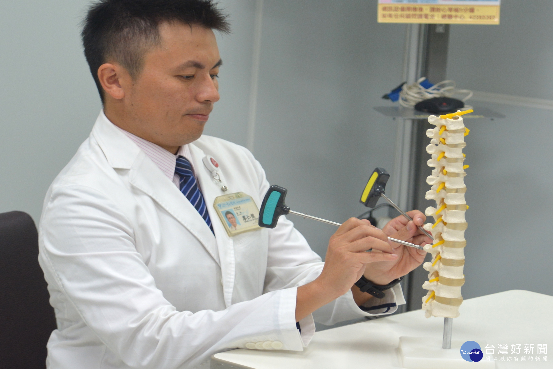 神外醫師廖仁傑示範最先進脊椎極顯微微創手術。(圖/記者黃芳祿攝)