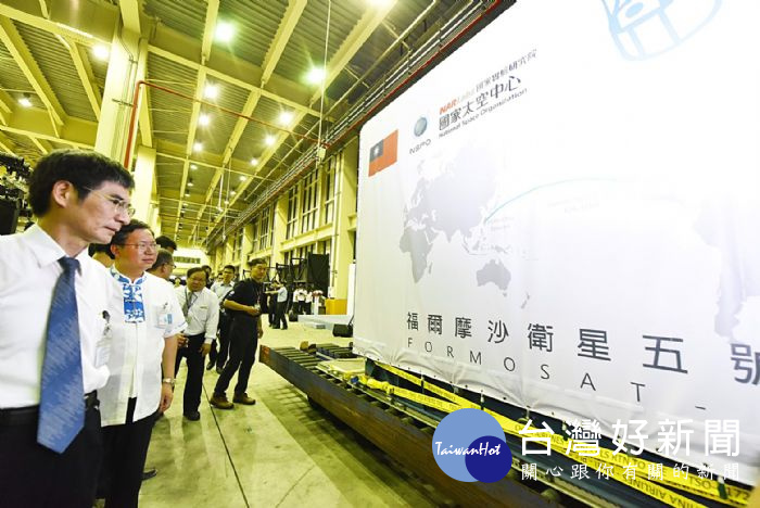 桃園市長鄭文燦出席華航榮膺太空中心委運「福爾摩沙衛星5號」見證儀式。