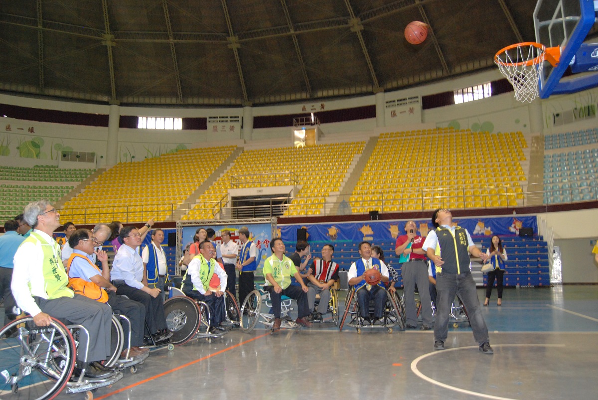 邱市長(左3)等人一起體會坐在輪椅上投籃的經驗(全)