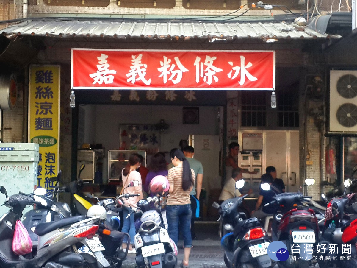 新翠里內的嘉義粉條冰,是附近許多人假日消暑冰品。(圖/記者黃竹佑攝)