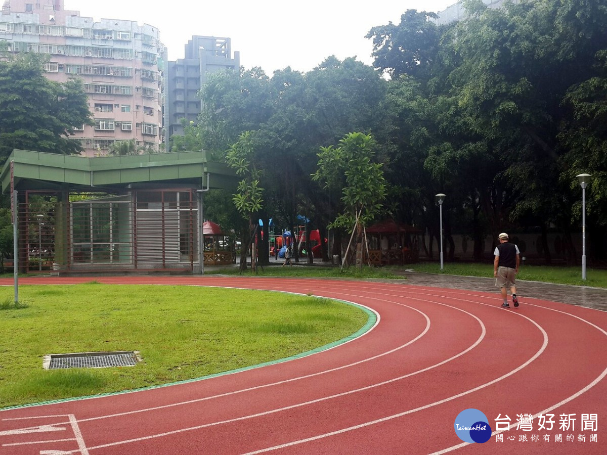 民眾在四維公園內運動。(圖/記者黃竹佑攝)