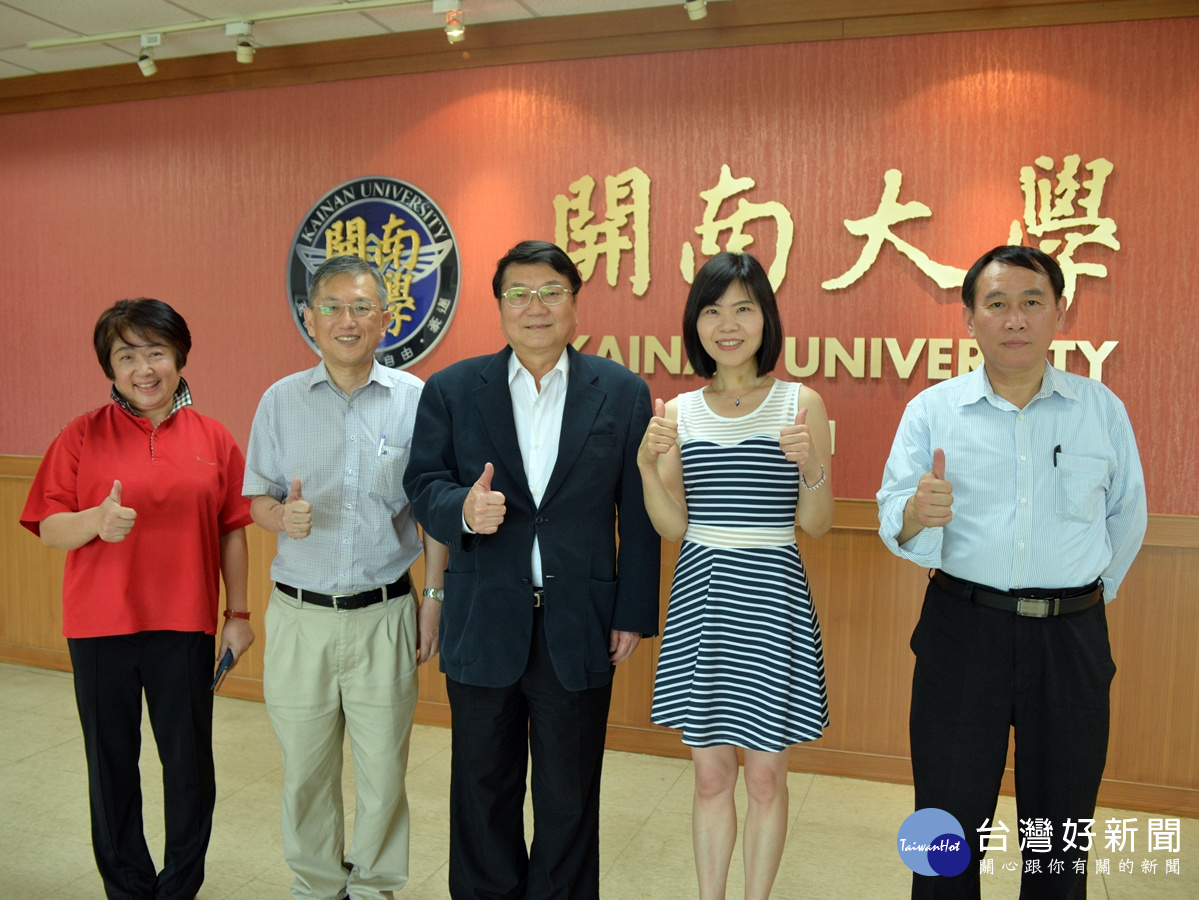 澳洲拉籌伯大學La Trobe University商學院訪問學者Professor Mei-Tai Chu（右二）拜訪梁校長