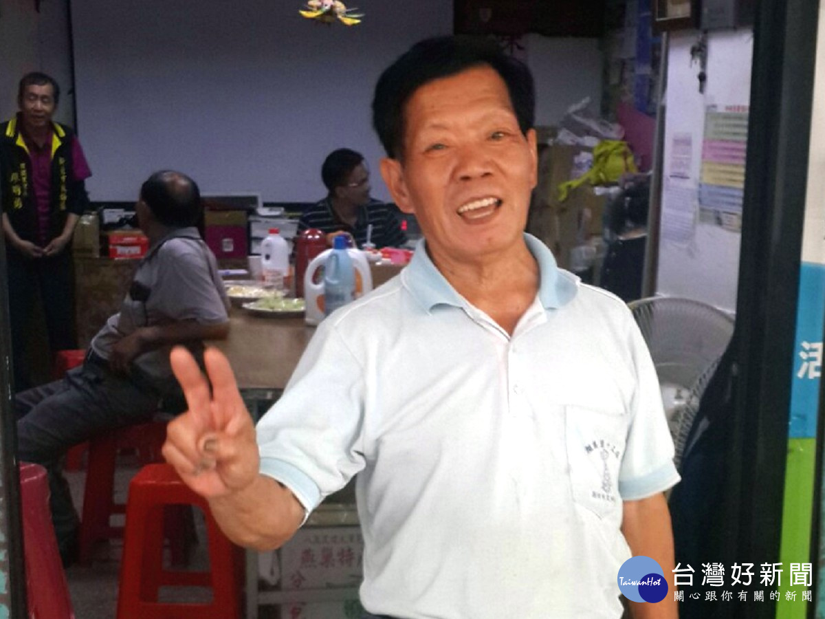 資源回收站的站長黃河先生,自從投入資收工作後,身體一年比一年勇健,一點也看不出年近8旬。(圖/記者黃竹佑攝)