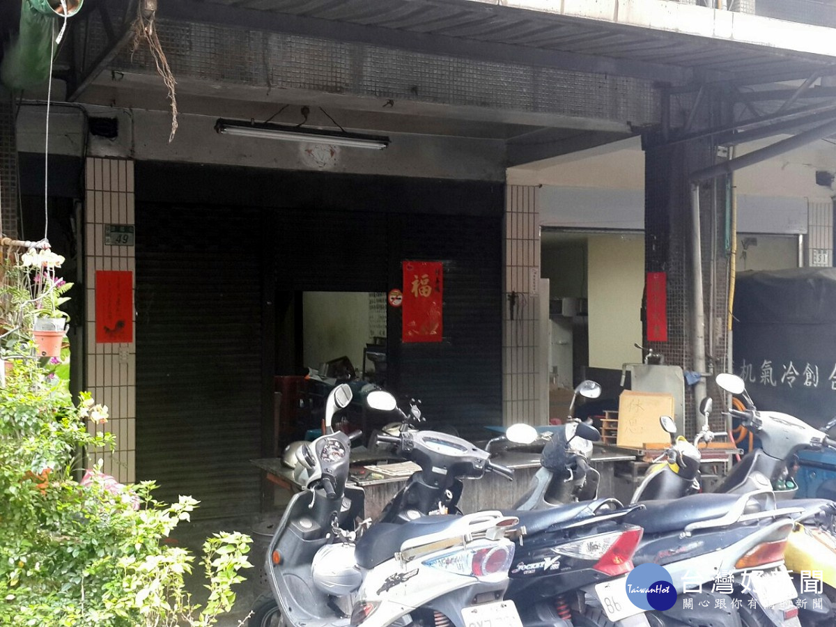 建國街49號的無名麵店，這間麵店是四個兄弟所經營，且持續經營了40年，近來因物料上漲，一碗陽春麵才從20元稍稍漲價到25元，不過跟一般外面的麵店來比較一樣是經濟實惠。（圖／記者黃竹佑攝）