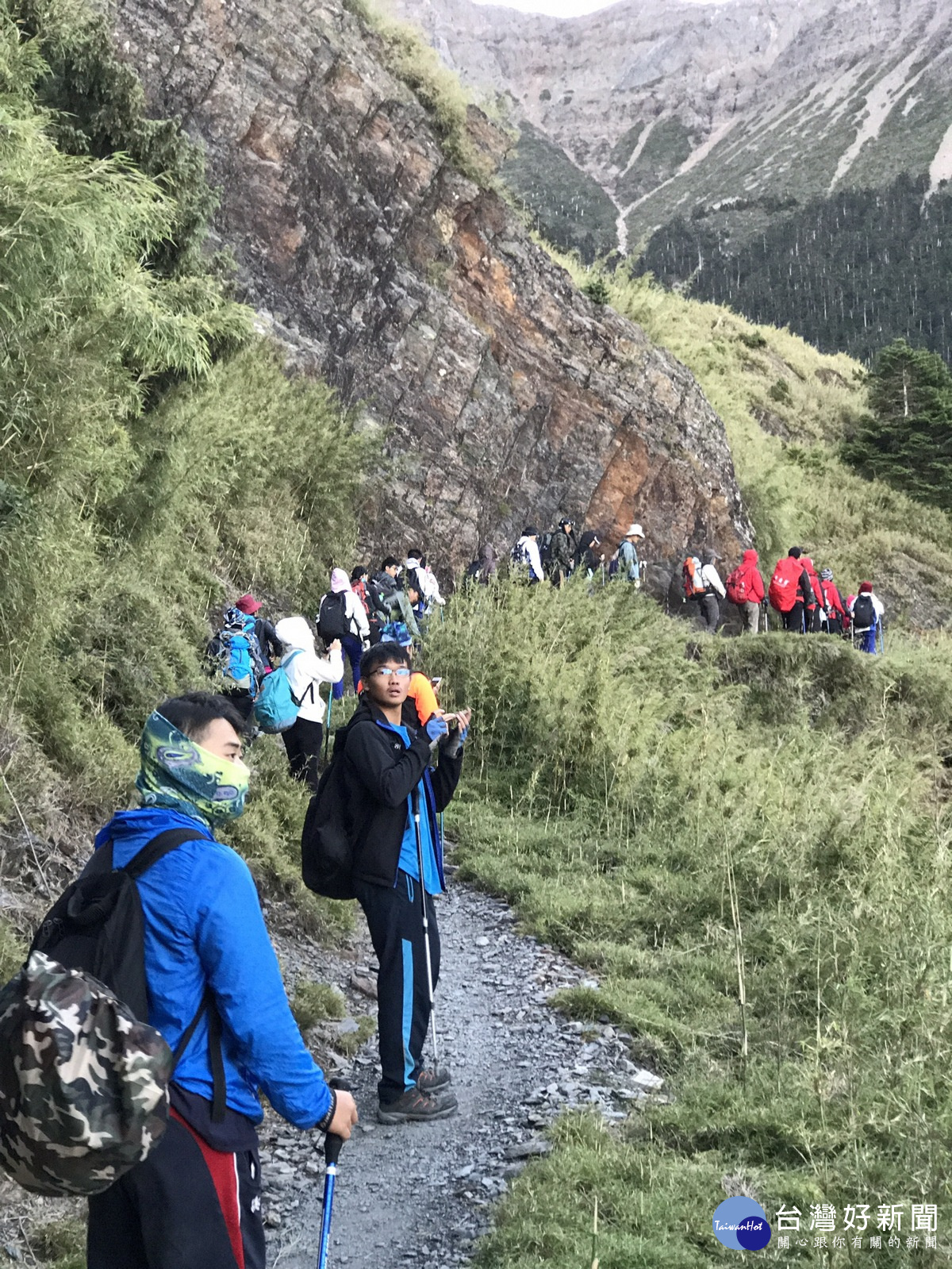 攀登玉山活動，隊員在登山步道上向前邁進。