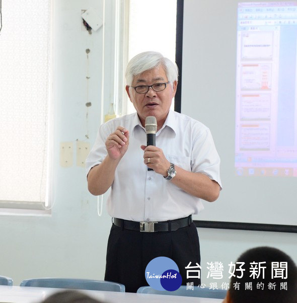 縣長李進勇鼓勵符合資格的家長們踴躍參與，存下投資孩童希望的未來，讓孩童擁有美麗人生。（記者陳昭宗拍攝）