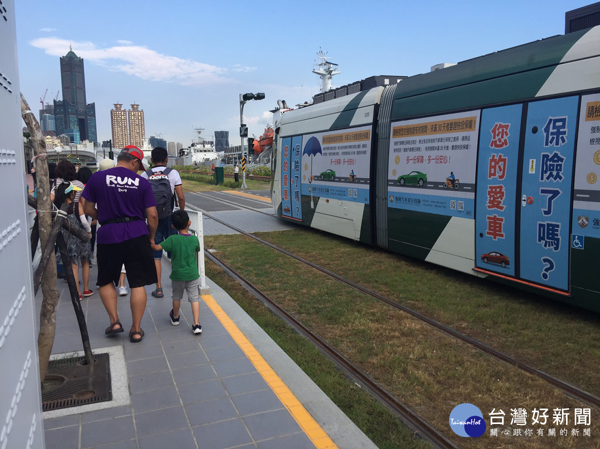 輕軌車體上的廣告,民眾也有意見。