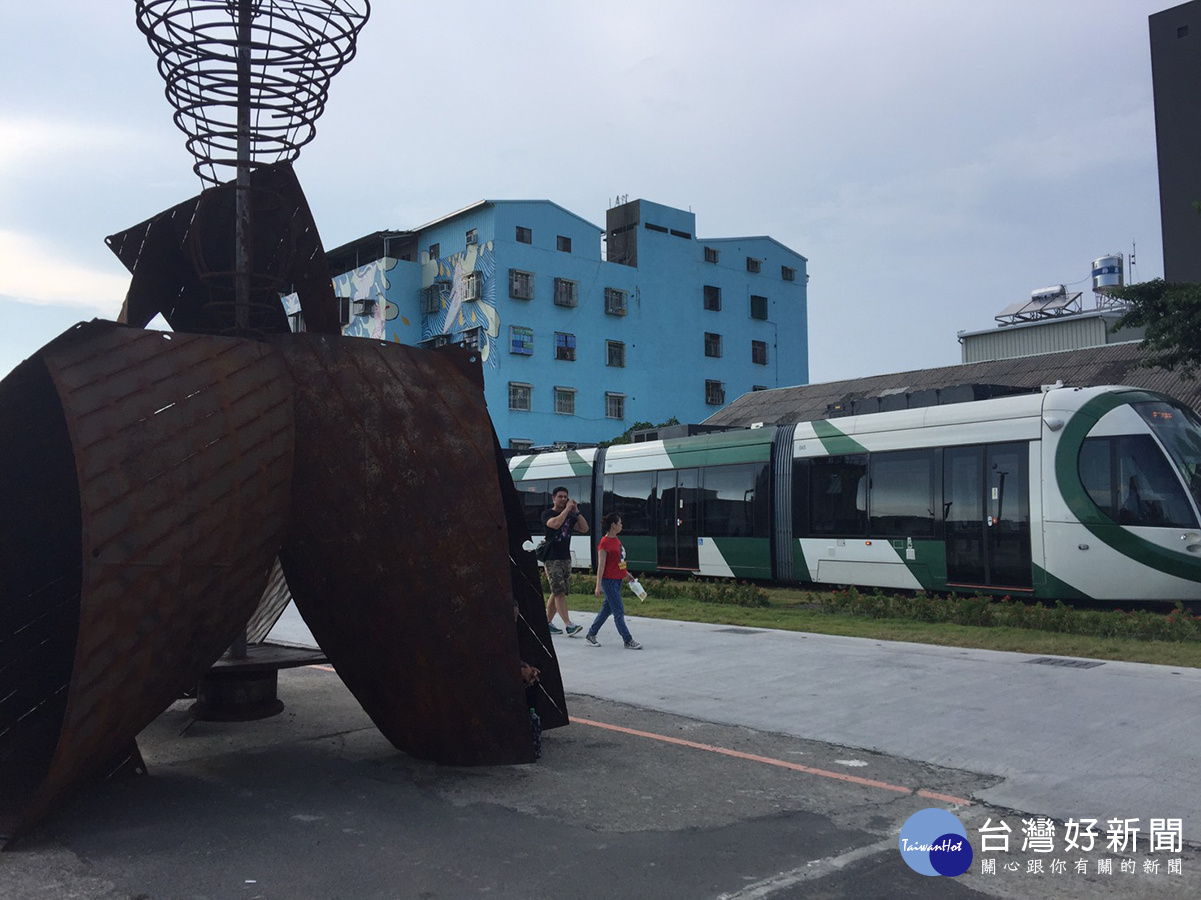 沒有廣告的輕軌列車，反而是外地人既定的印象。