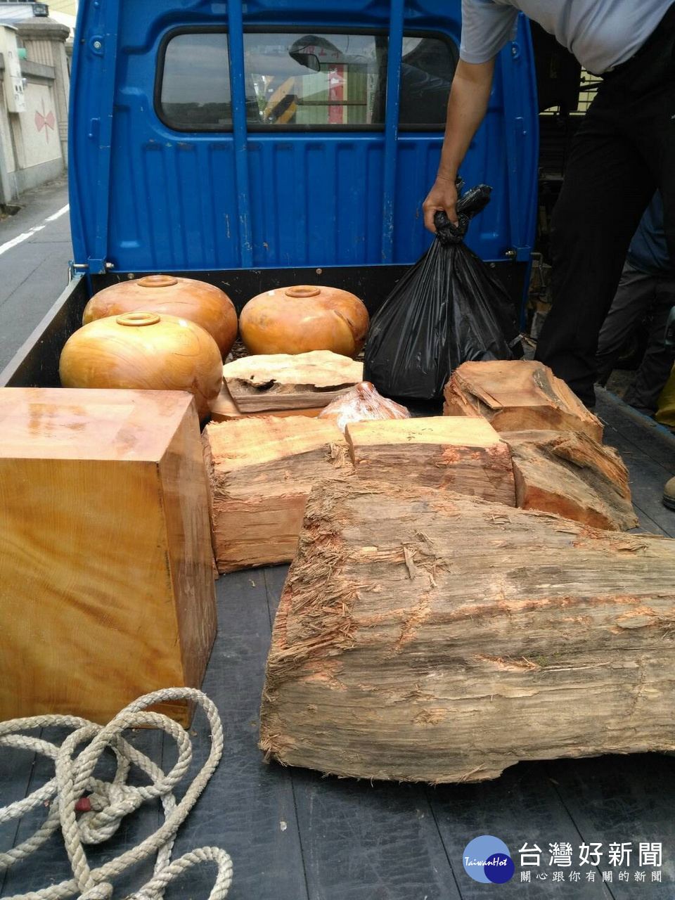警方起回大批原木等贓物，歹徒不法行徑令人髮指。（南投地檢署提供）
