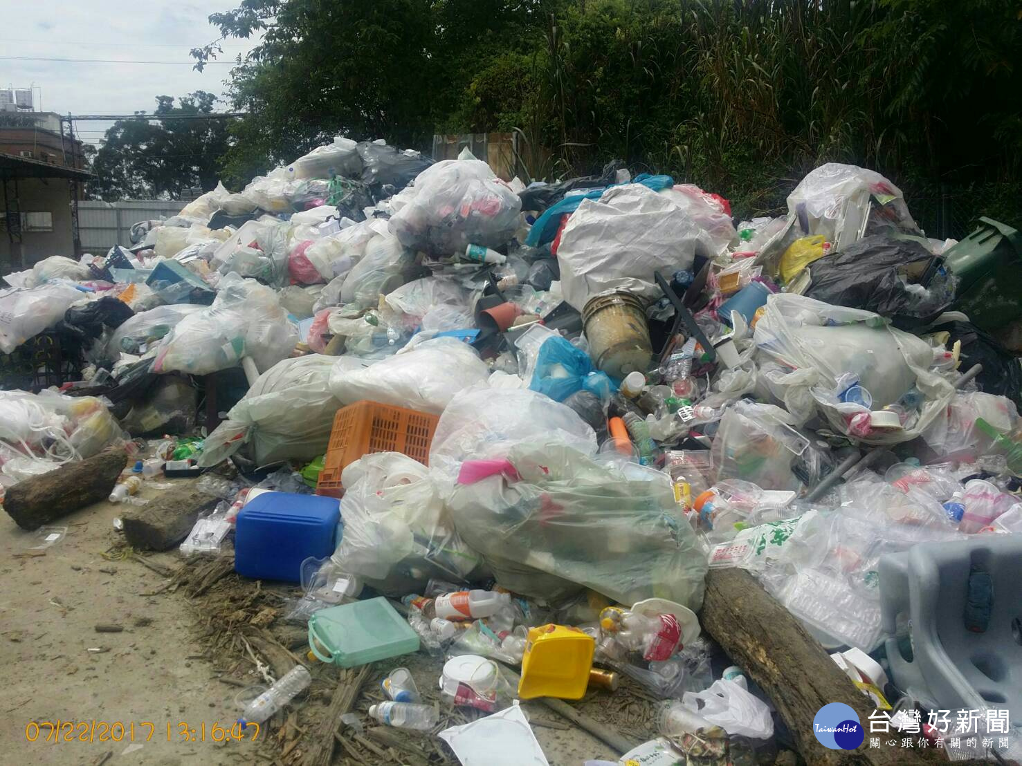 大溪福安里偏僻鄉間遭來自新北市傾倒資源回收物，由於皆是可用的回收物，市議員楊朝偉認為不可思議。（圖／記者陳寶印攝）
