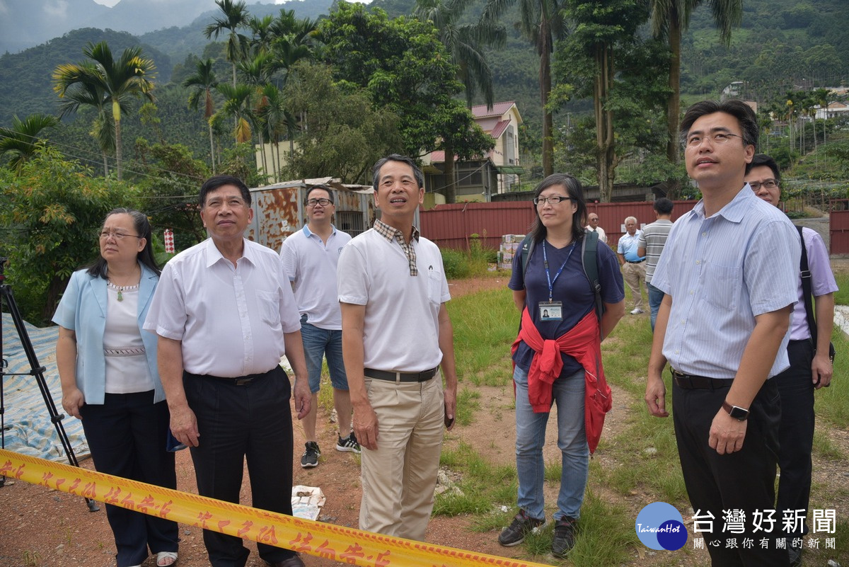 香港福建希望工程基金會主席楊自然到雙龍國小現場了解重建情形。