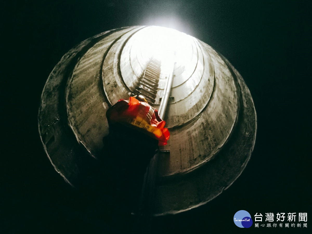 桃園青年挑戰地下14米深的下水道,親身體驗水務工程人員的辛勞與危險。
