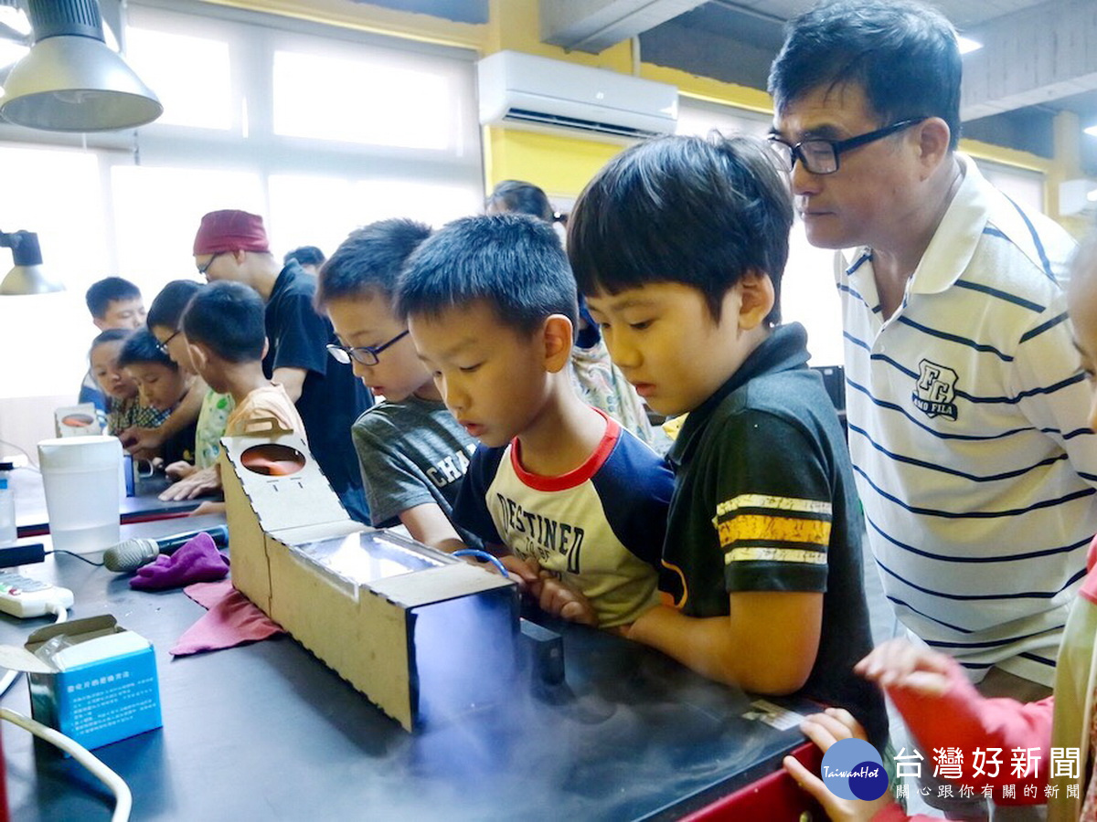 無人機DIY實作課程不但青少年朋友興緻極高,連家長也不肯離去好奇的頻頻查看。